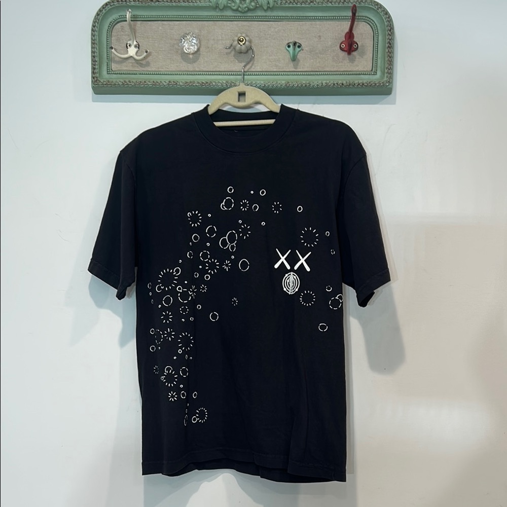 KAWS man on the mood glow in the darkBlack Short Sleeve Tees with Graphic small